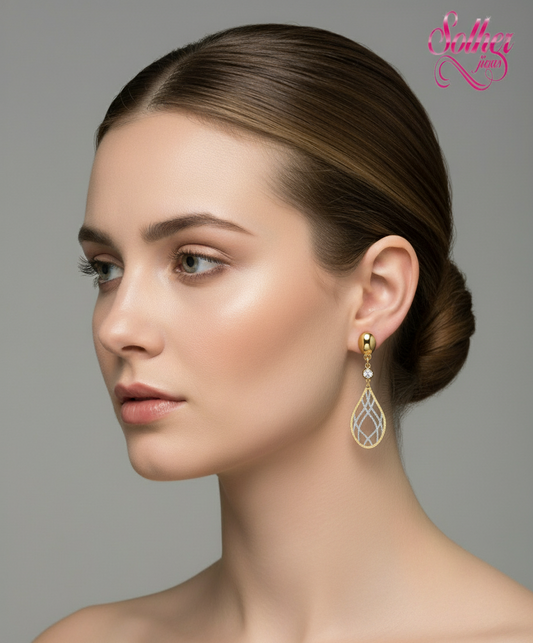 Pendiente Oval Laberinto Gold Blanco y Amarillo con un circón.