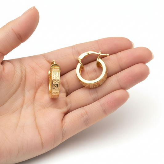 Argollas relieve Greca S 100% Oro de 18 Kilates .