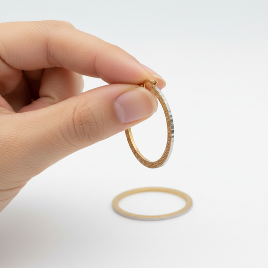 Argollas Relieve Greca y Canto Rodinado L . 100% Oro de 18 kilates .