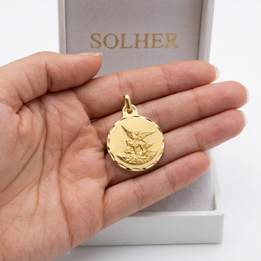 Medalla San Miguel en 100% Plata con MIcras en oro con borde tallado y forma redonda.