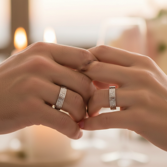 Alianza en Oro blanco de 18 Kl. con greca. Terminación en brillo. Ancho de 4mm.