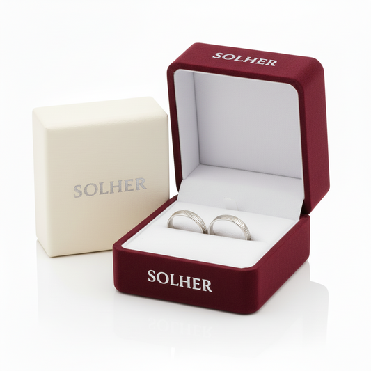 Alianza en Oro blanco de 18 Kl. con greca. Terminación en brillo. Ancho de 4mm.