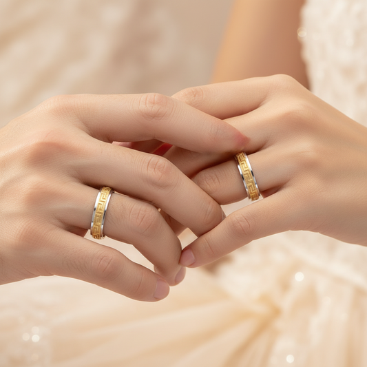 Alianzas bicolor tallado en Oro de 18 Kl. con greca. 100% Oro de 18 kilates.