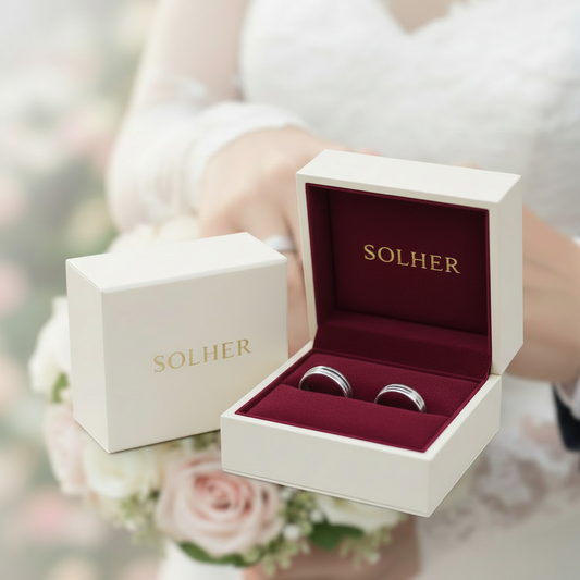 Alianza tallada en Oro blanco de 18 Kl. Terminación en brillo - mate. Ancho de 4mm