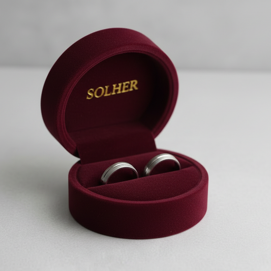 Alianza en Oro blanco de 18 Kl. con hendidura central e interior de la alianza en brillo y laterales matizados.Terminación en brillo - mate. Ancho de 3mm