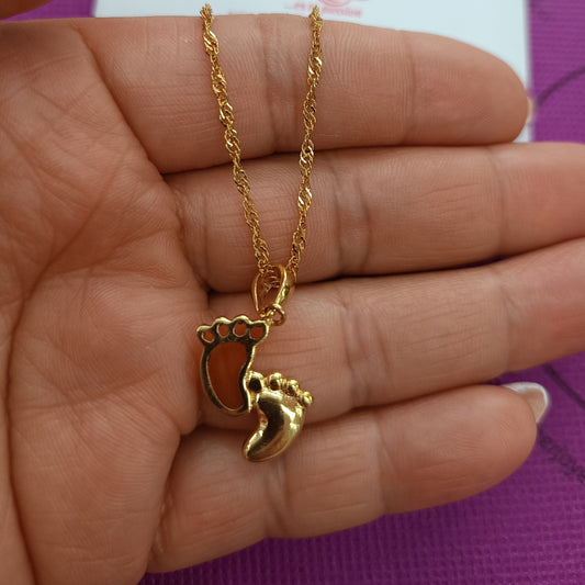 Cadena con colgante 👣 Piesitos con Piedra Ámbar Gold.