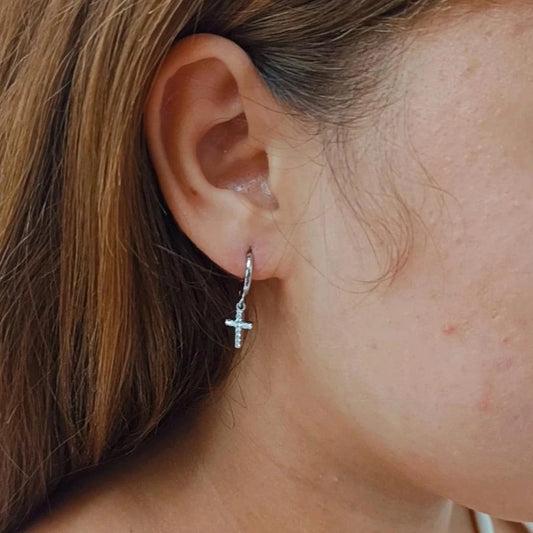 Argollas con aletorio crucifijo ✝️ Plata
