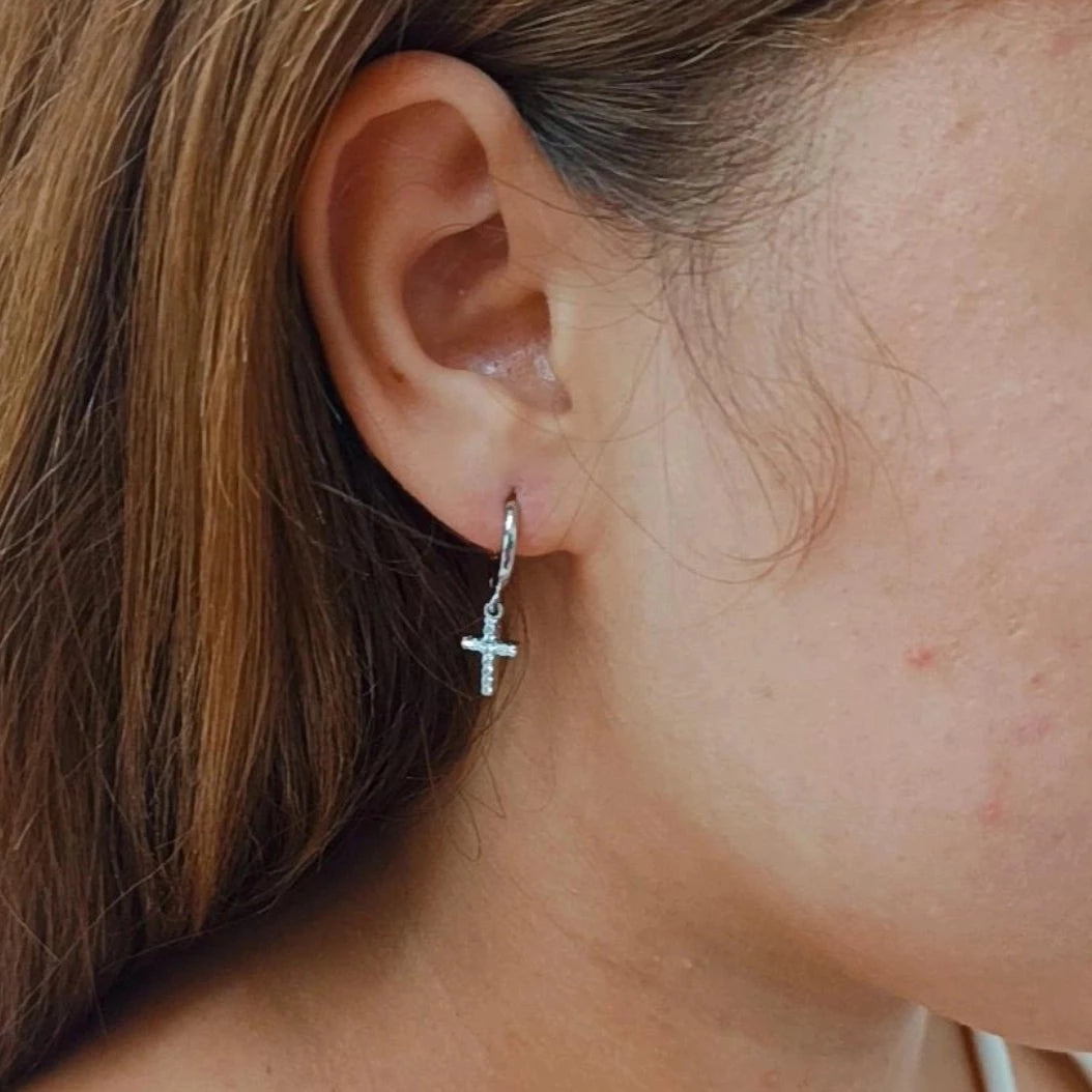 Argollas con aletorio crucifijo ✝️ Plata