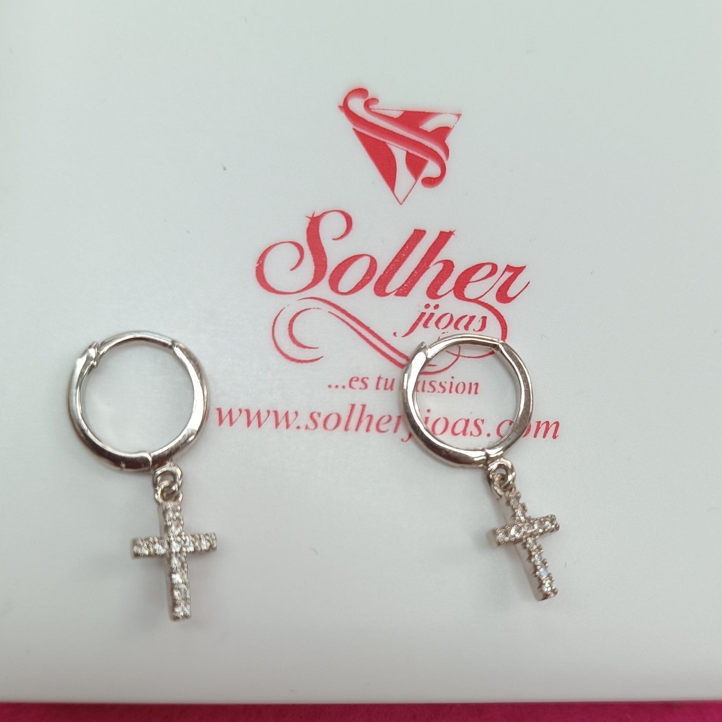 Argollas con aletorio crucifijo ✝️ Plata