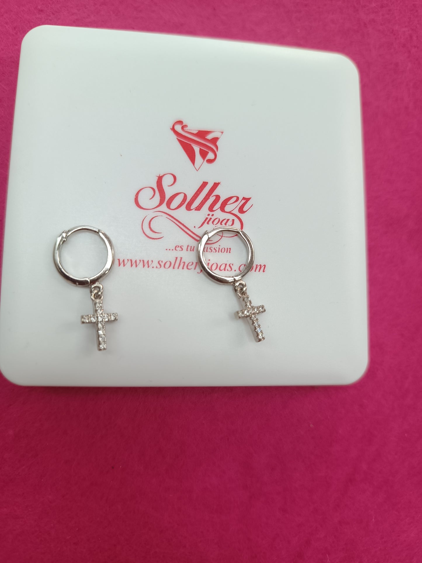 Argollas con aletorio crucifijo ✝️ Plata