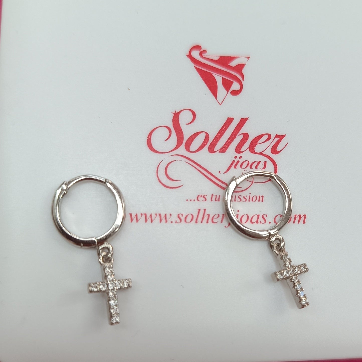 Argollas con aletorio crucifijo ✝️ Plata