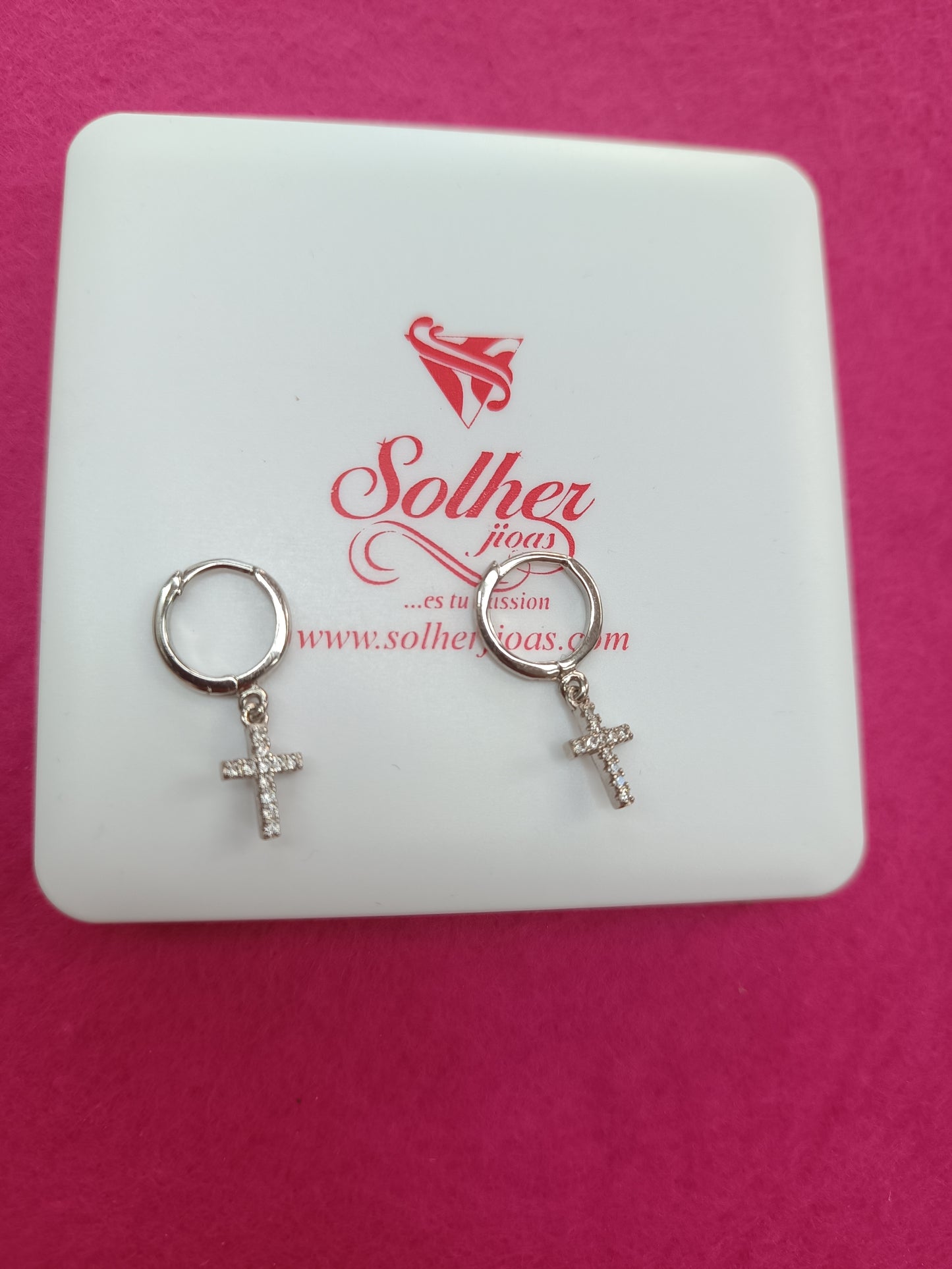 Argollas con aletorio crucifijo ✝️ Plata