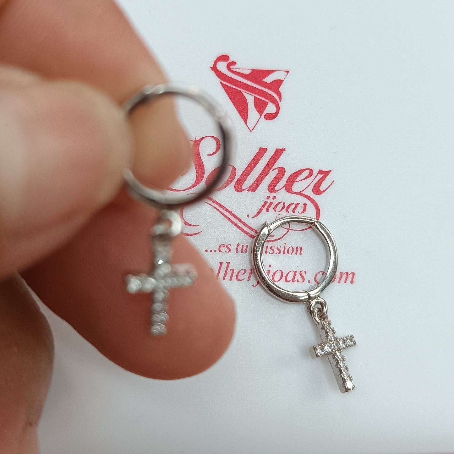 Argollas con aletorio crucifijo ✝️ Plata