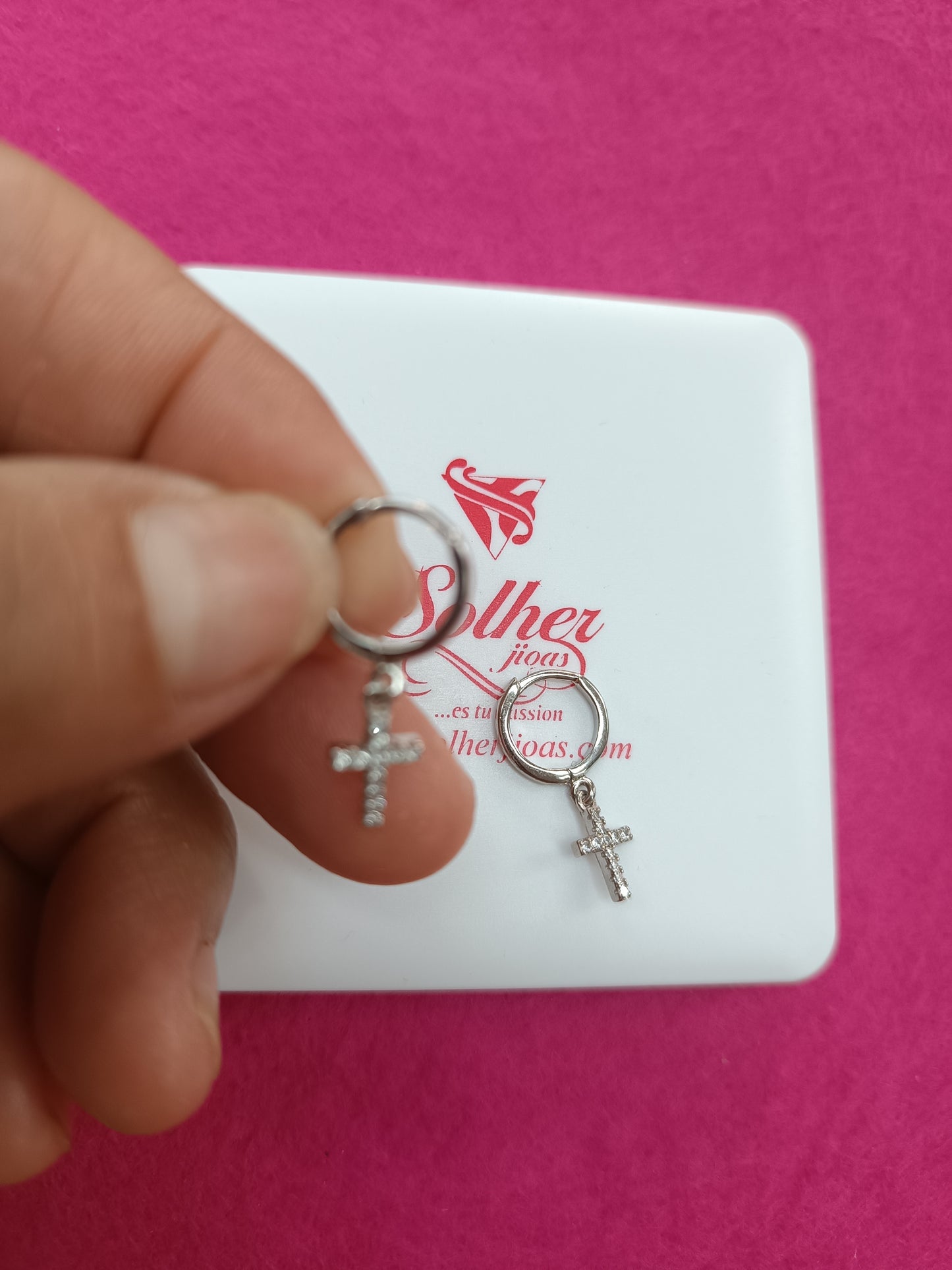 Argollas con aletorio crucifijo ✝️ Plata