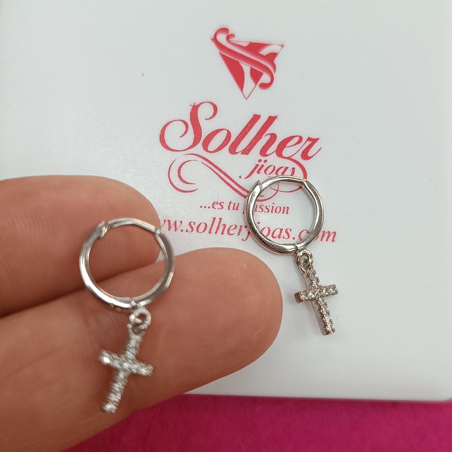 Argollas con aletorio crucifijo ✝️ Plata