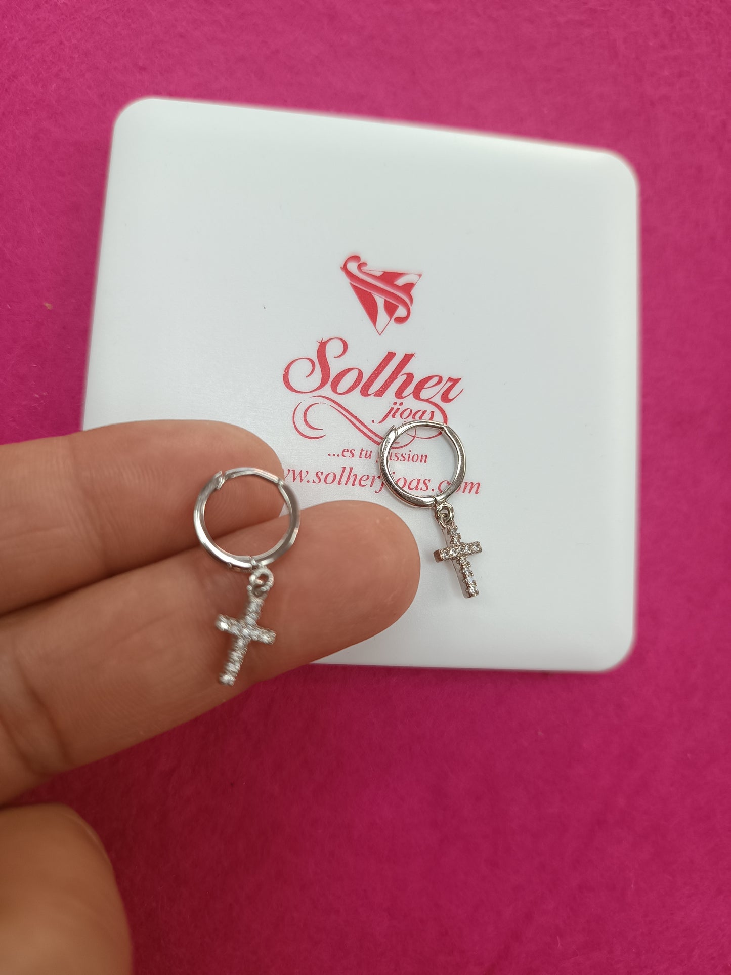 Argollas con aletorio crucifijo ✝️ Plata