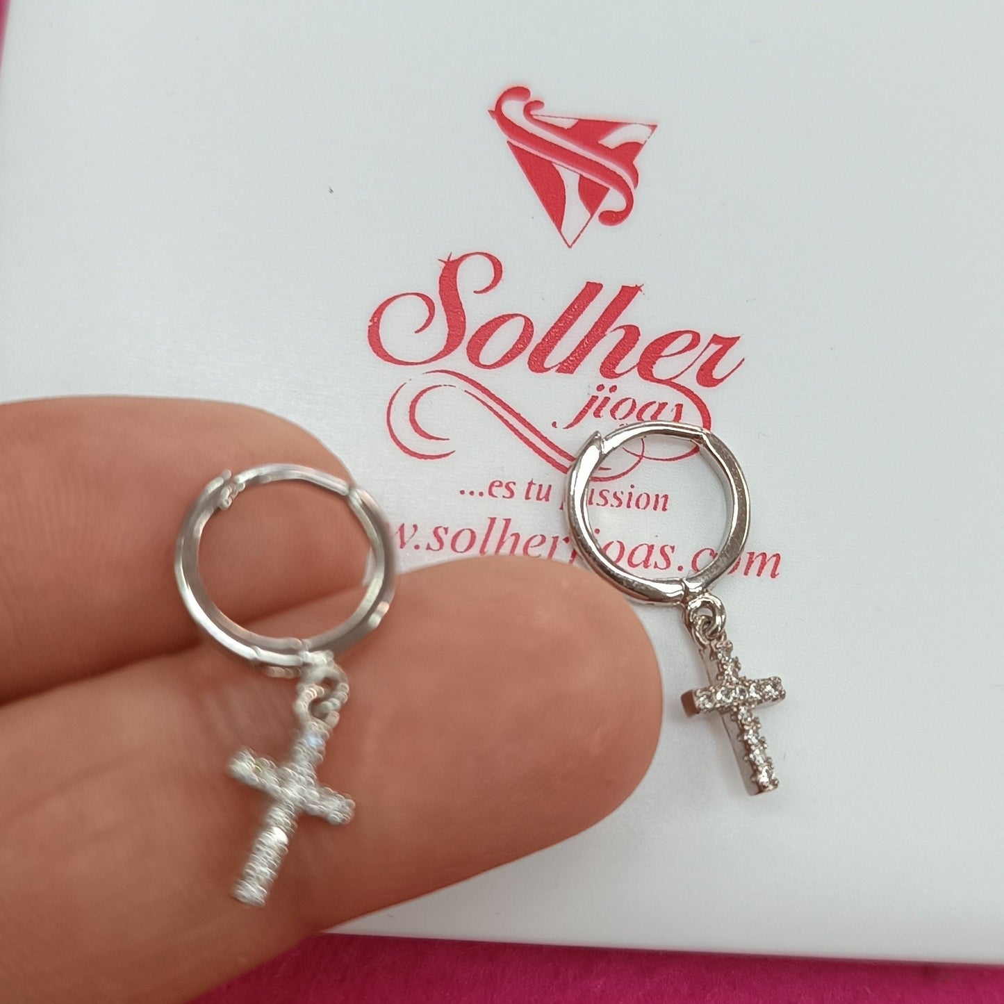 Argollas con aletorio crucifijo ✝️ Plata