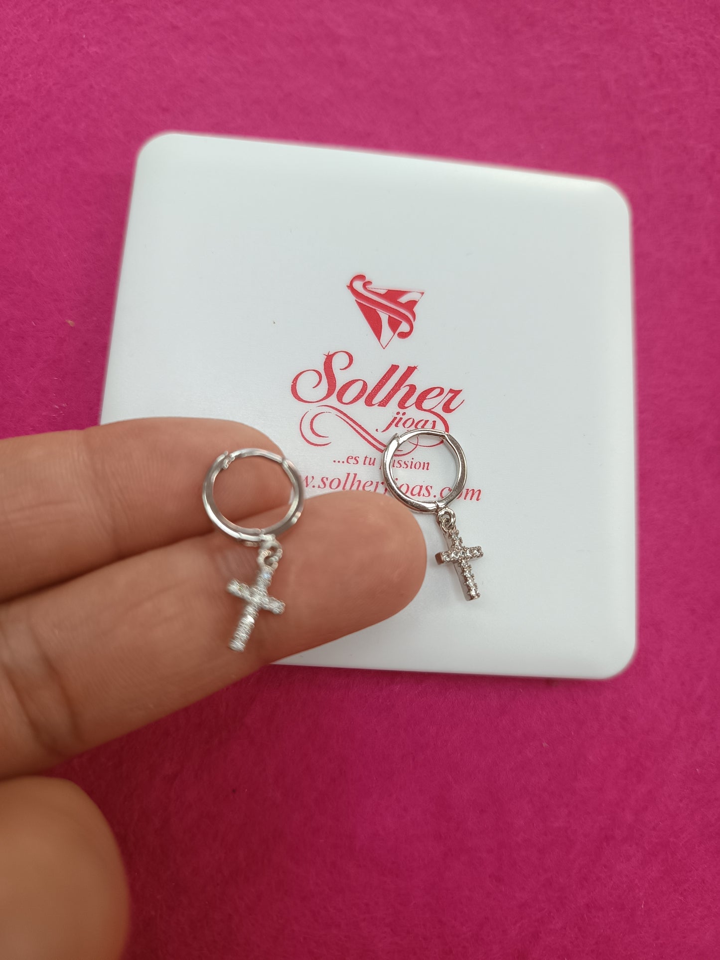 Argollas con aletorio crucifijo ✝️ Plata