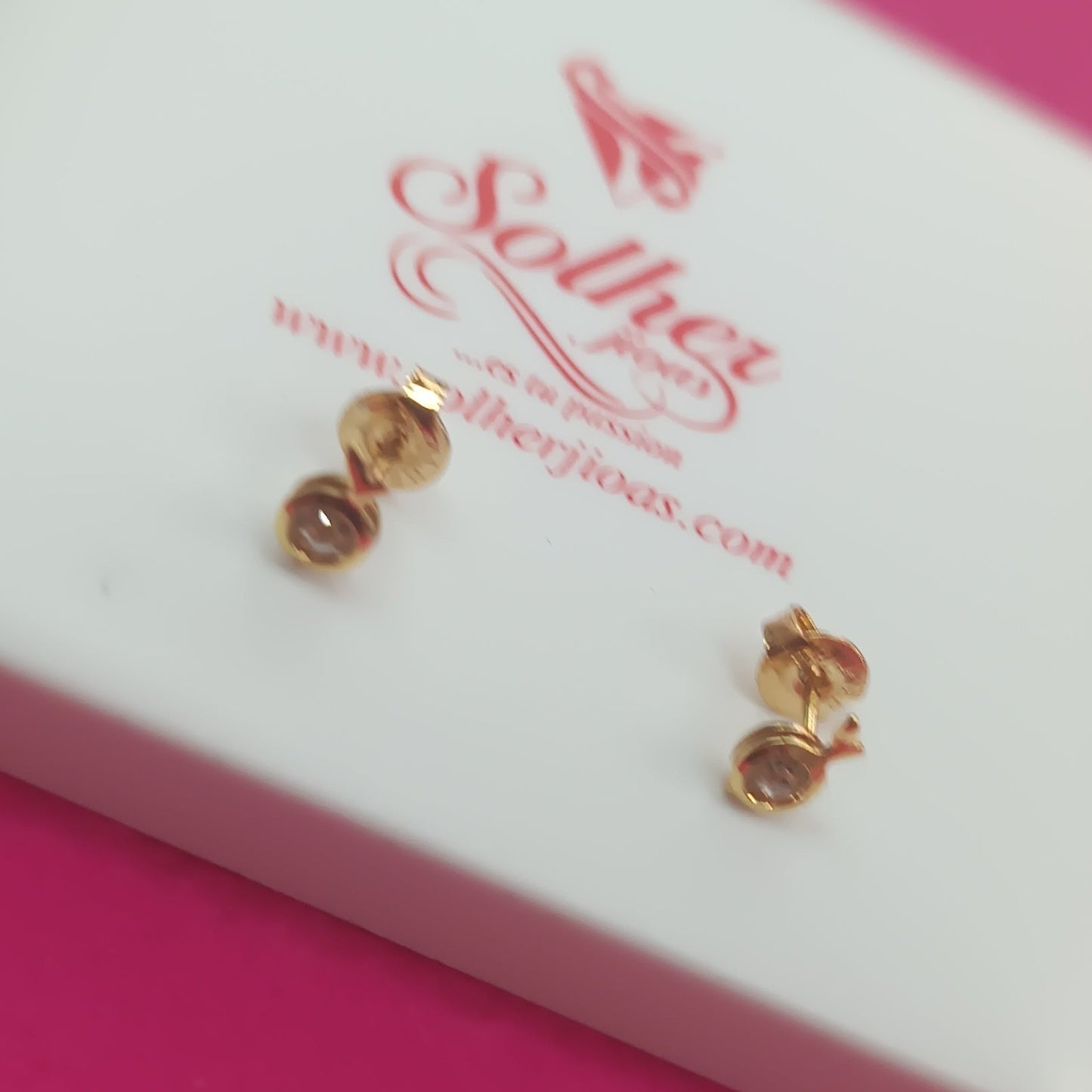 Pendientes Mini Manzana 🍏con Mini Circonitas Fina Transparente Gold.