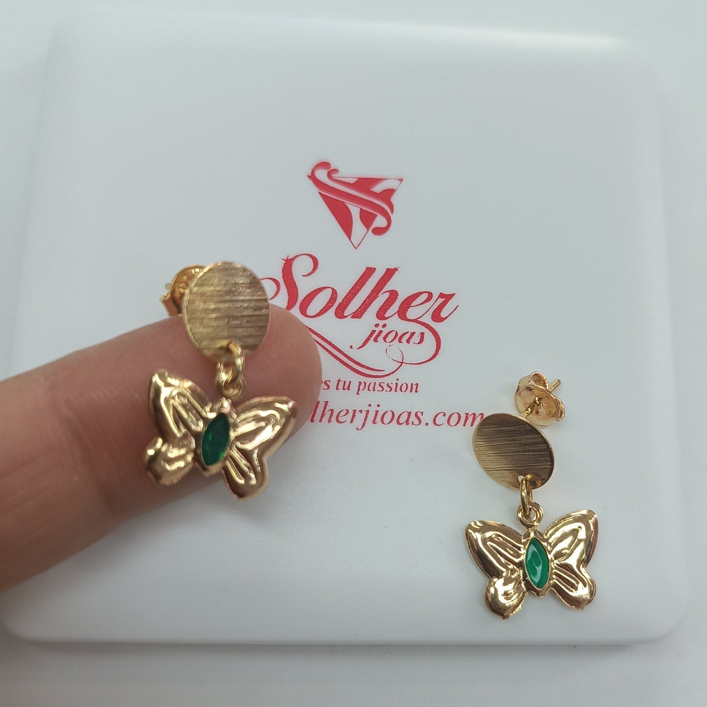 Pendientes con Aletorio Mariposa 🦋 con circonitas finas color verde 💚