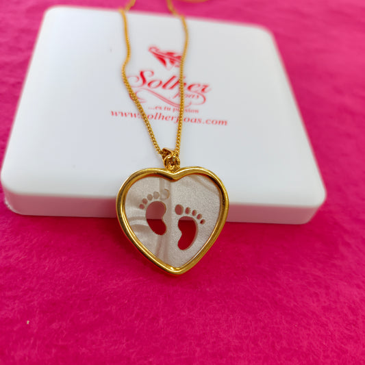 Gargantilla 👣 Piesitos en Nácar con corte de corazón Gold.