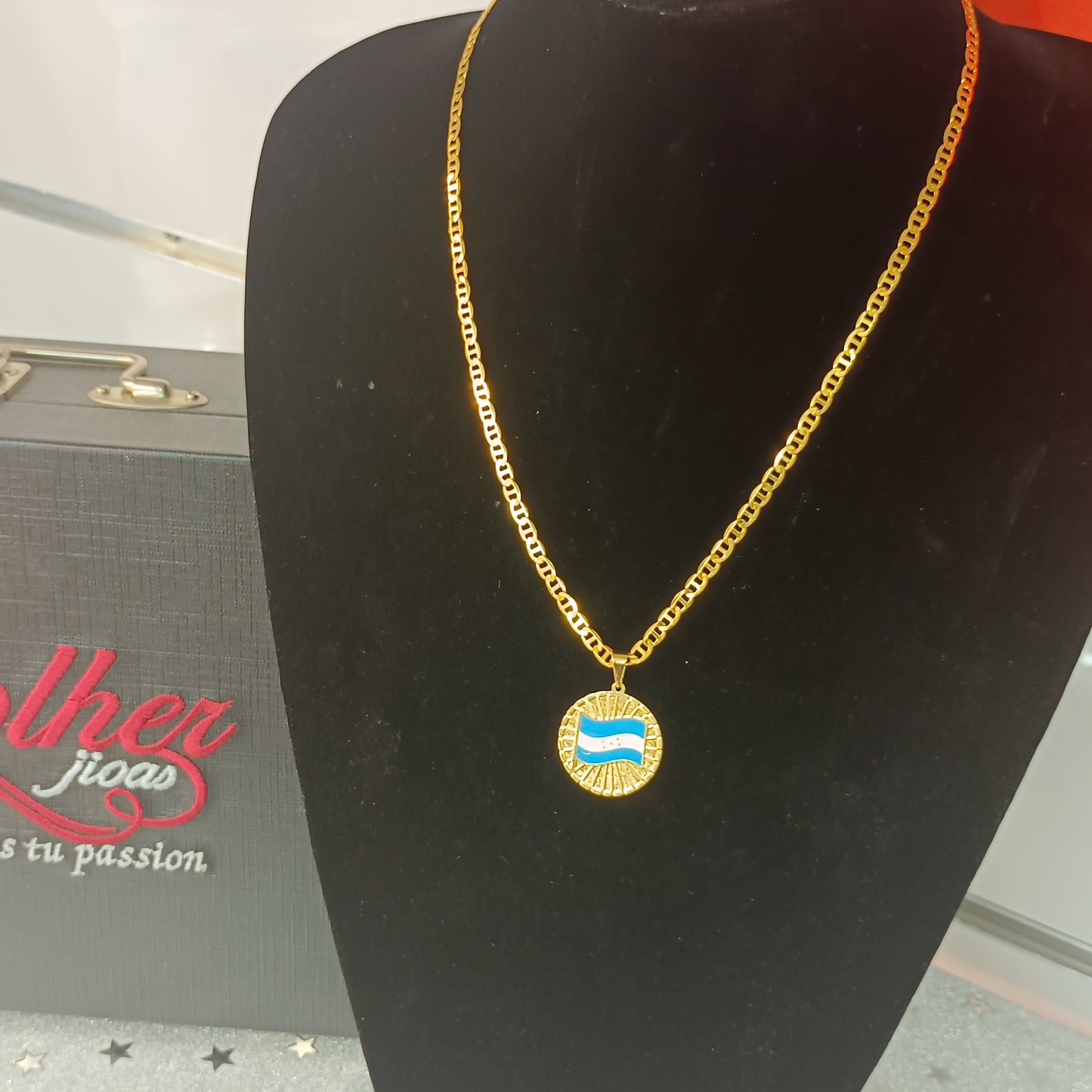 Cadena con Colgante Medalla M Gold H .