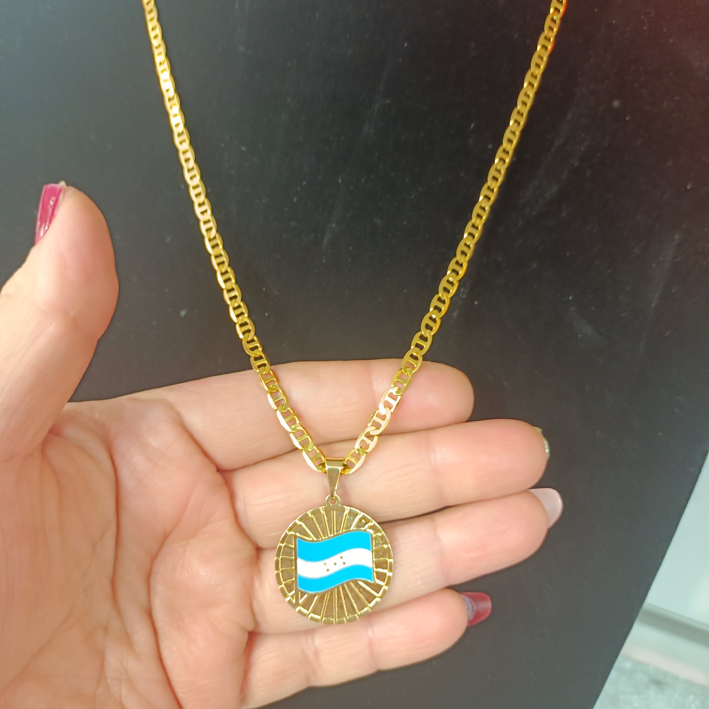Cadena con Colgante Medalla M Gold H .