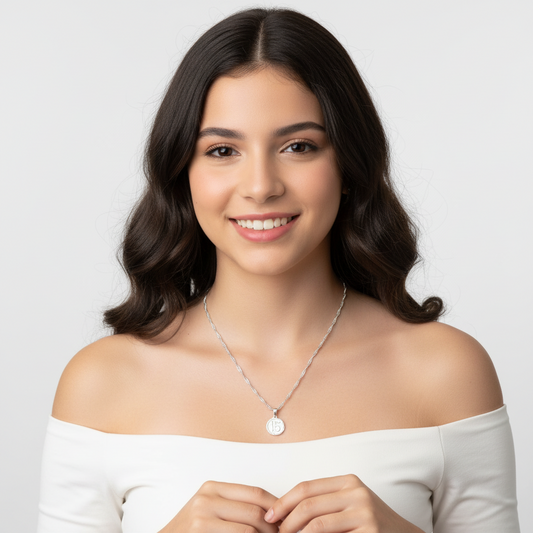 Cadena con Colgante Quince en Relieve Plata