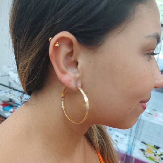 Argolla L en medio con relieve diamantado Gold