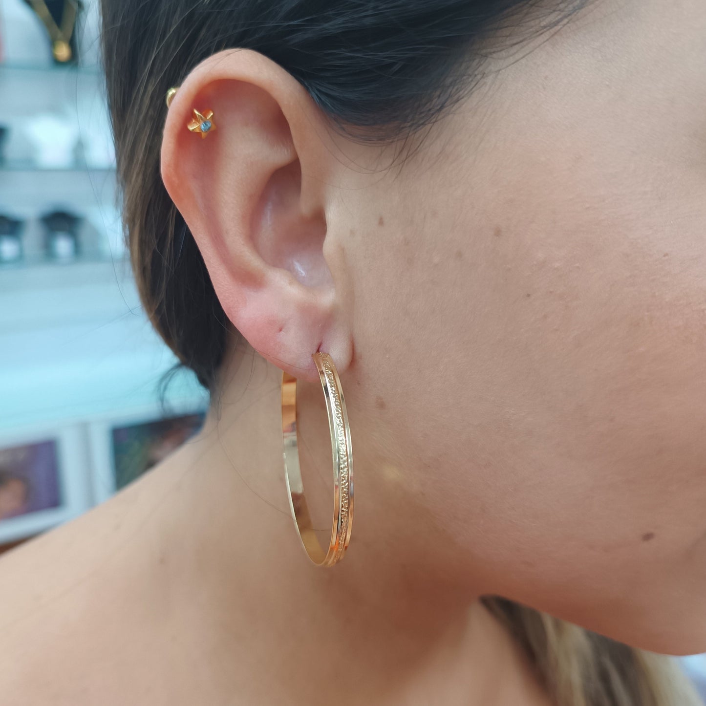 Argolla M en medio con relieve diamantado Gold
