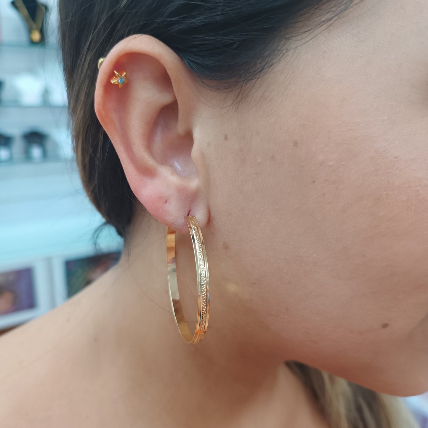 Argolla L en medio con relieve diamantado Gold