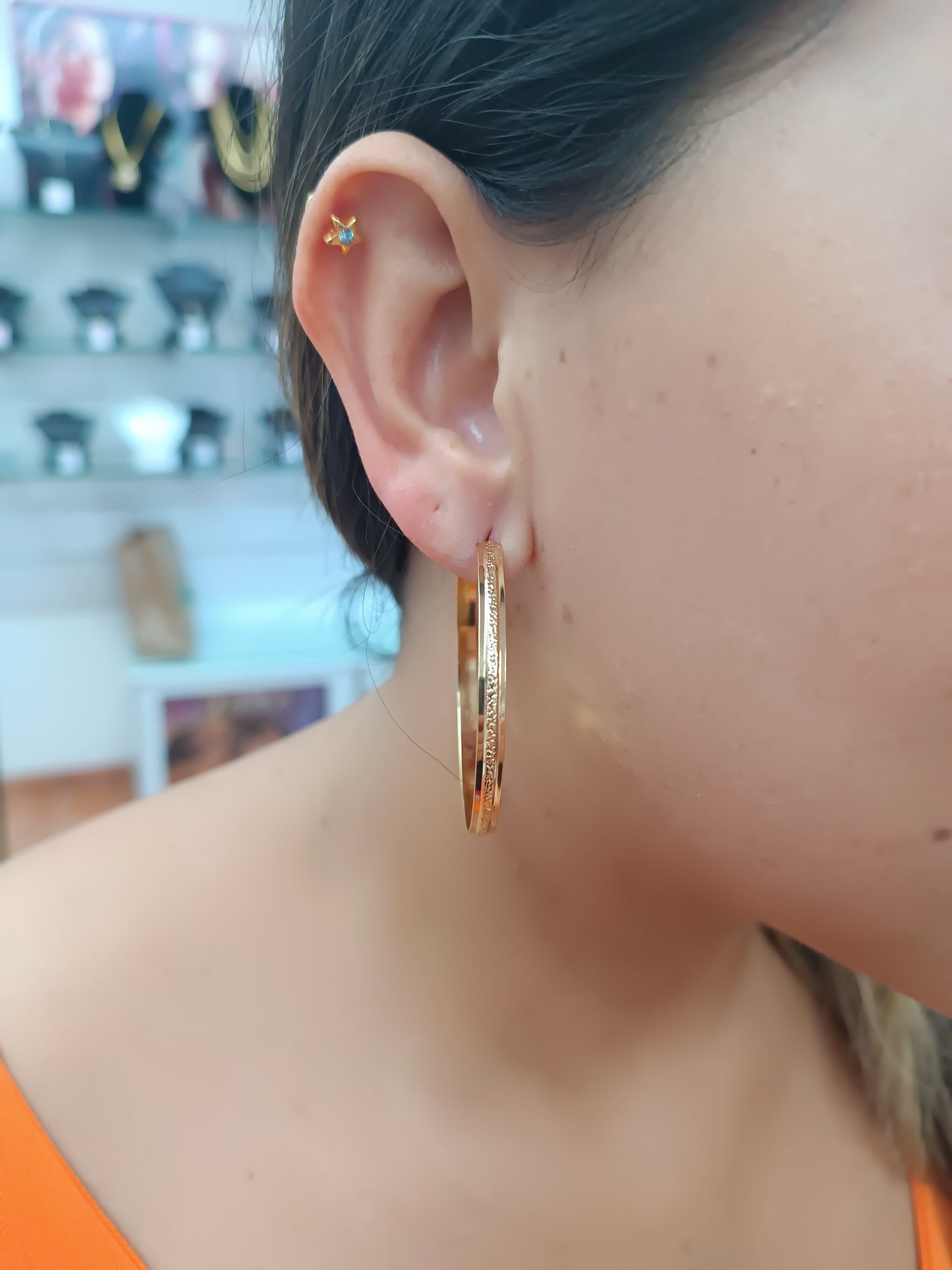 Argolla M en medio con relieve diamantado Gold
