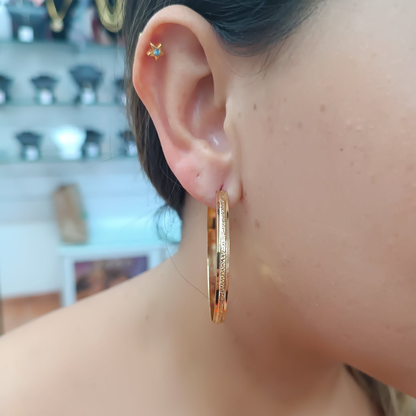 Argolla L en medio con relieve diamantado Gold