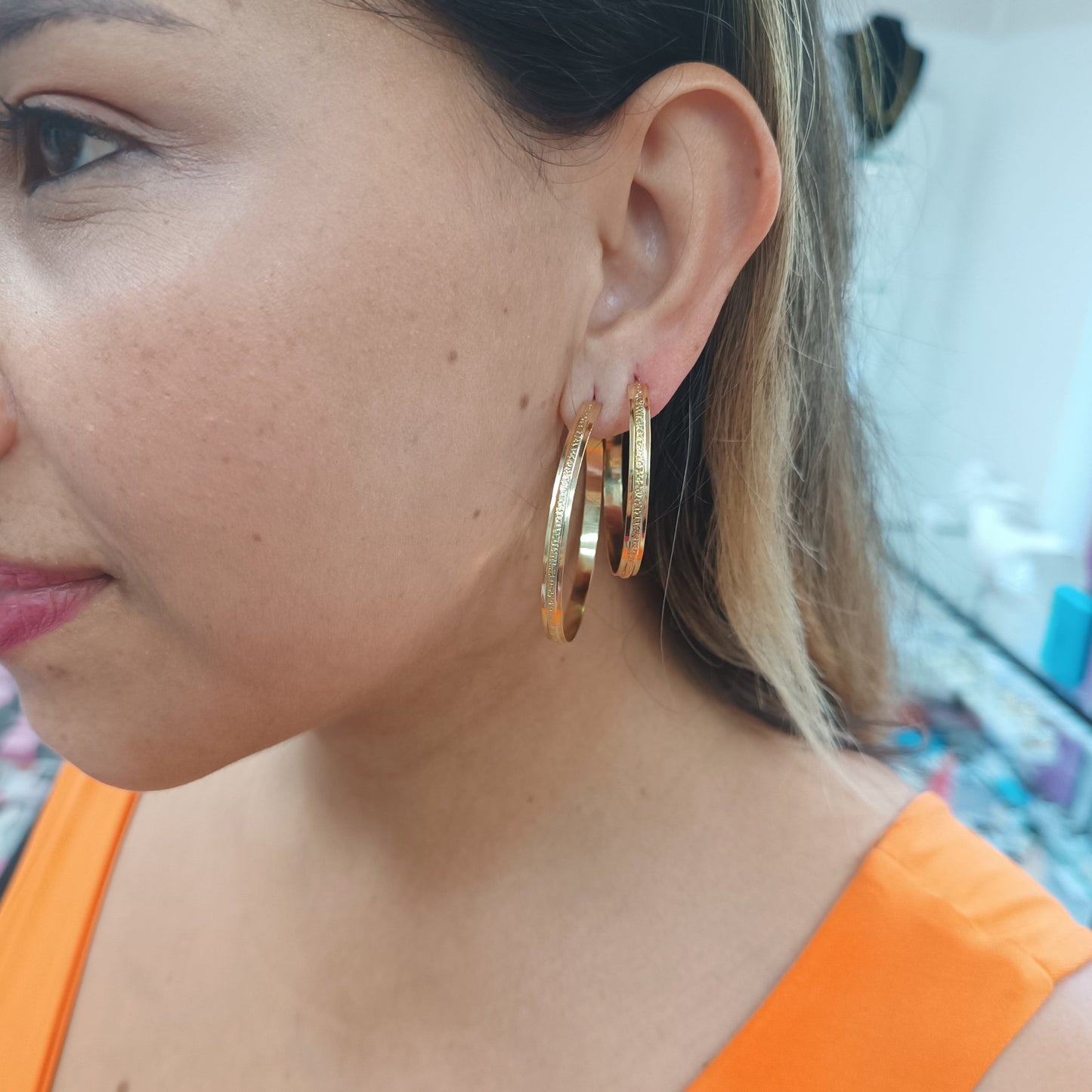 Argolla M en medio con relieve diamantado Gold