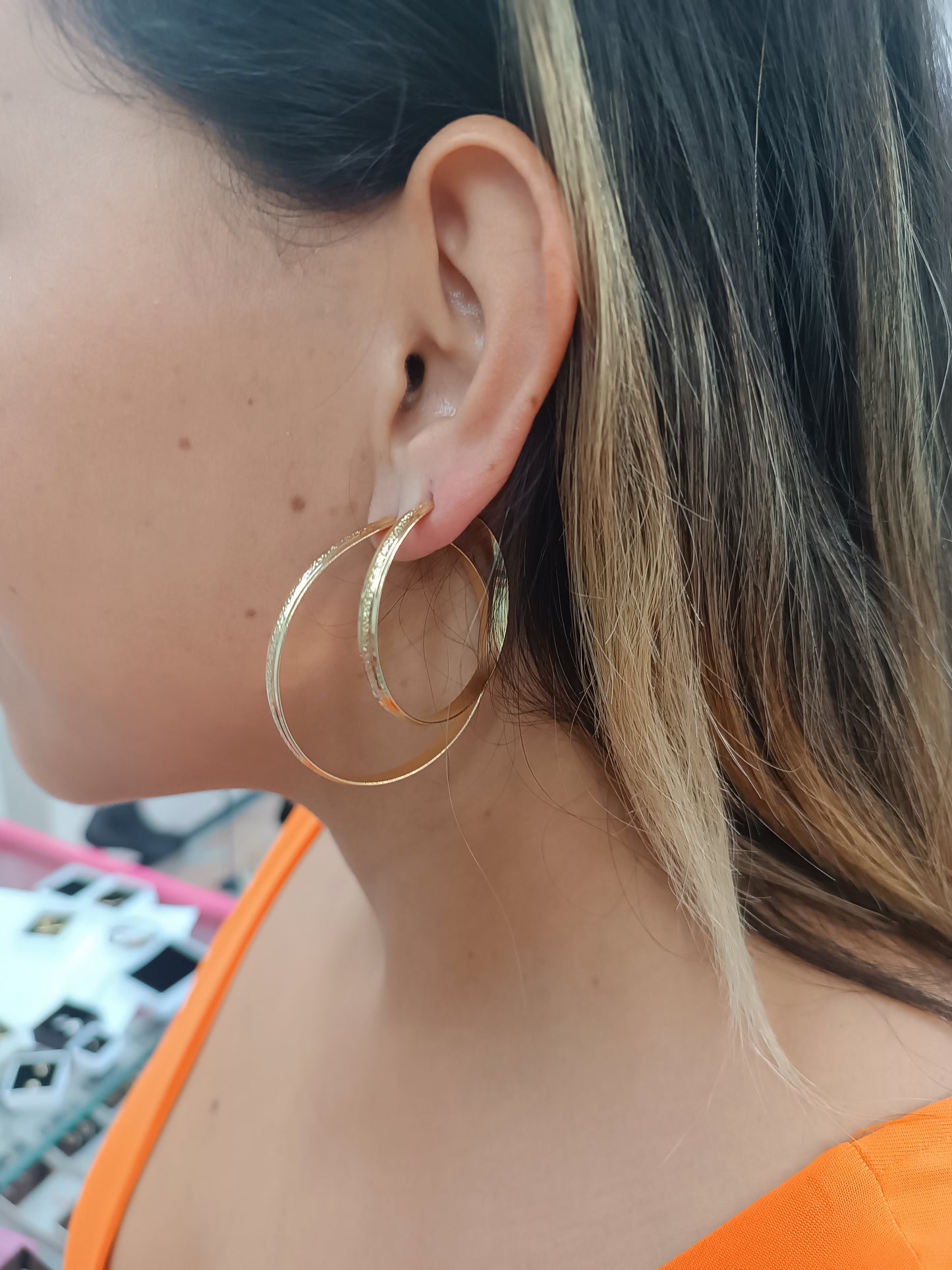 Argolla M en medio con relieve diamantado Gold