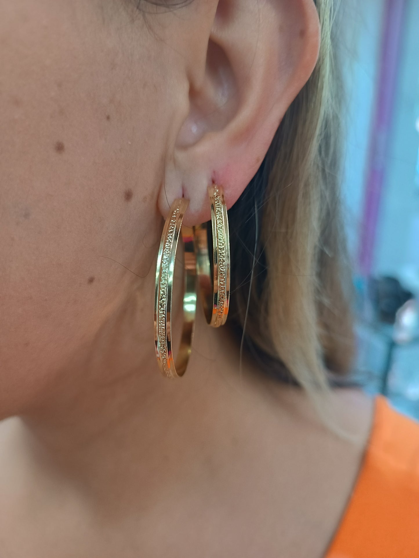 Argolla M en medio con relieve diamantado Gold