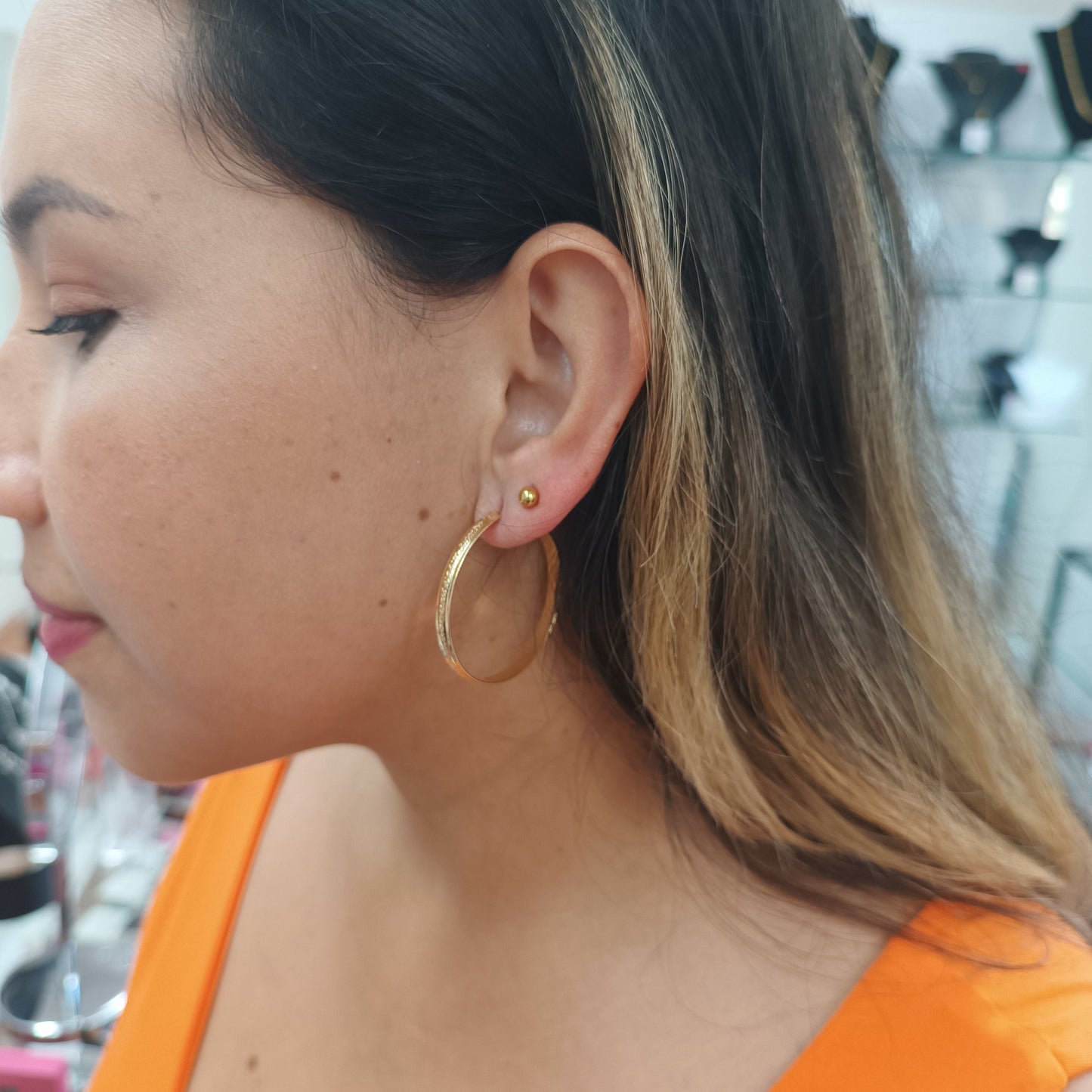 Argolla M en medio con relieve diamantado Gold