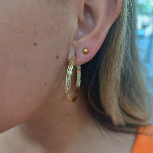 Argolla M en medio con relieve diamantado Gold