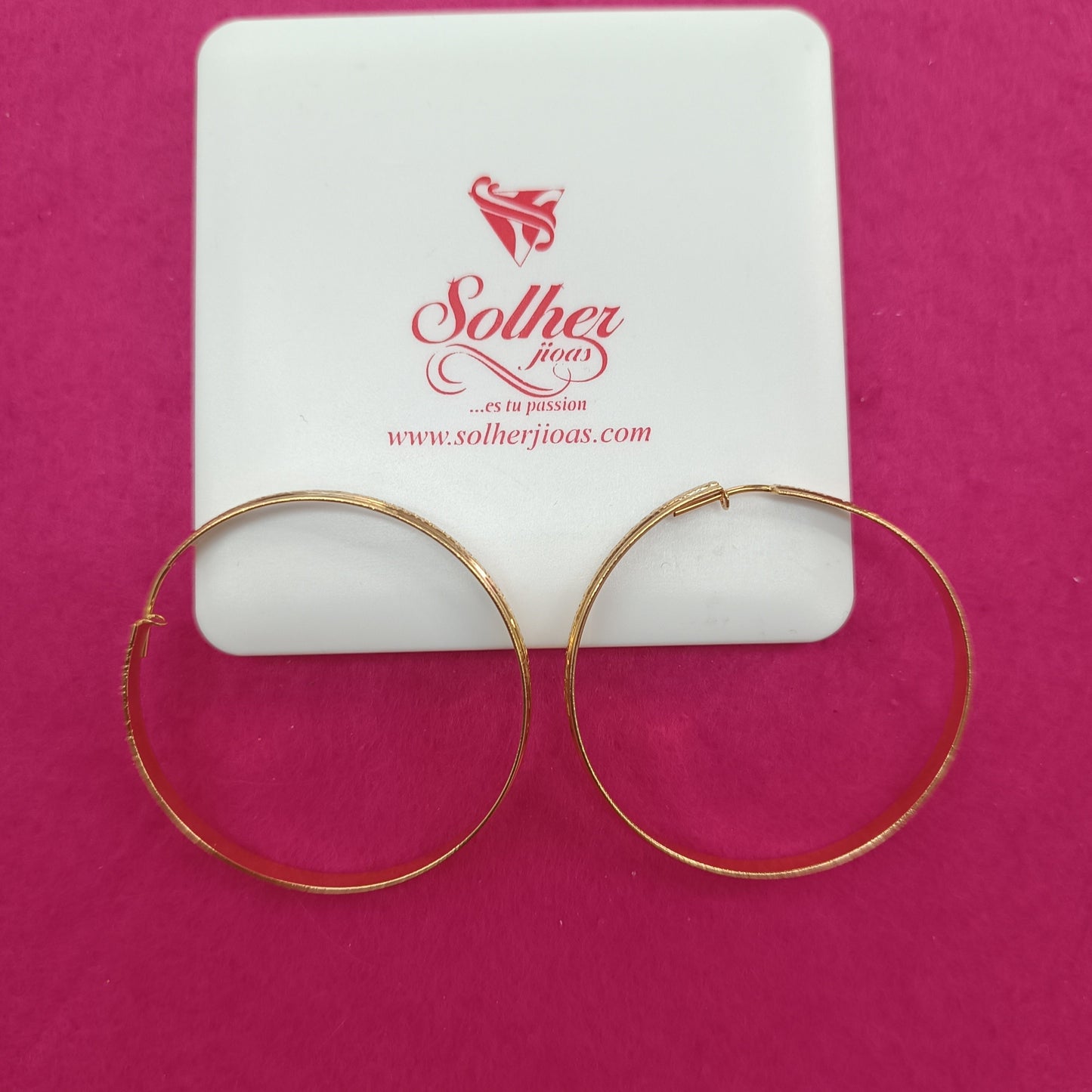 Argolla L en medio con relieve diamantado Gold