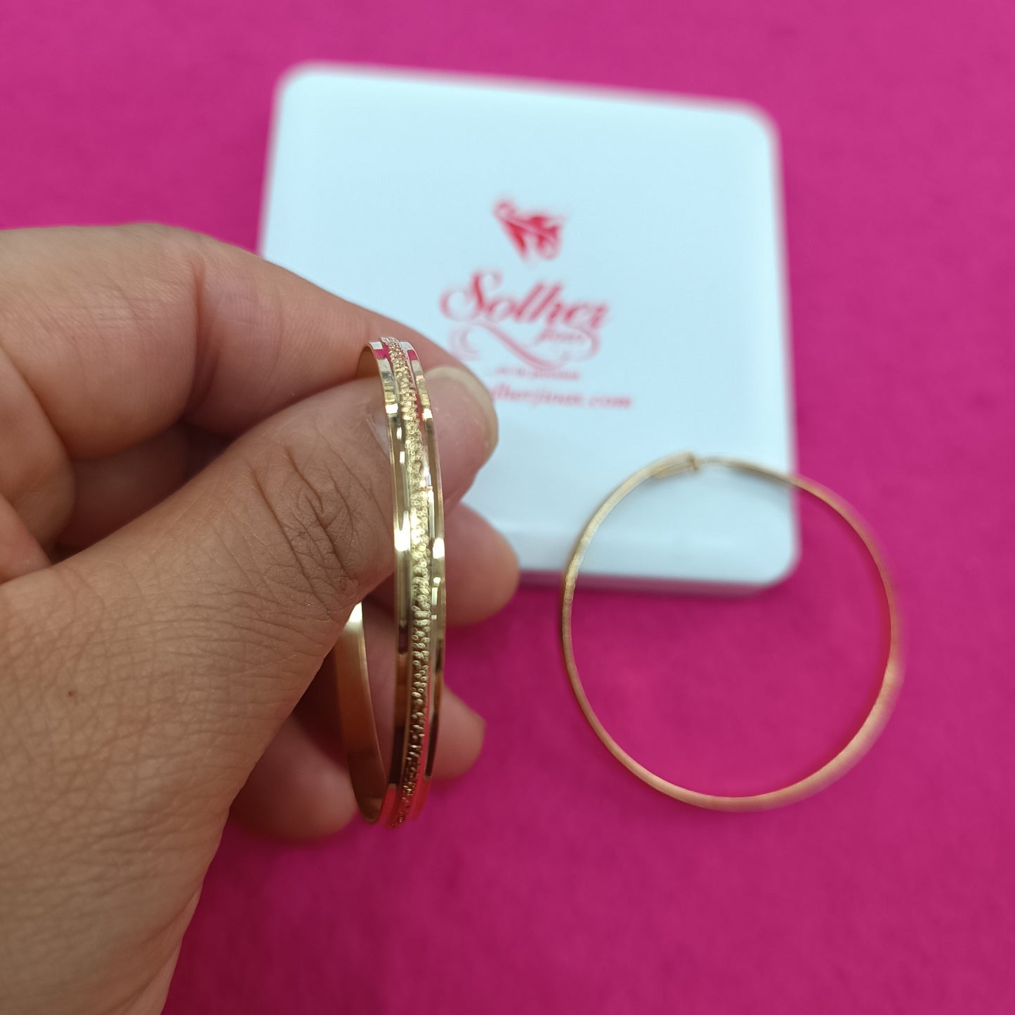 Argolla L en medio con relieve diamantado Gold