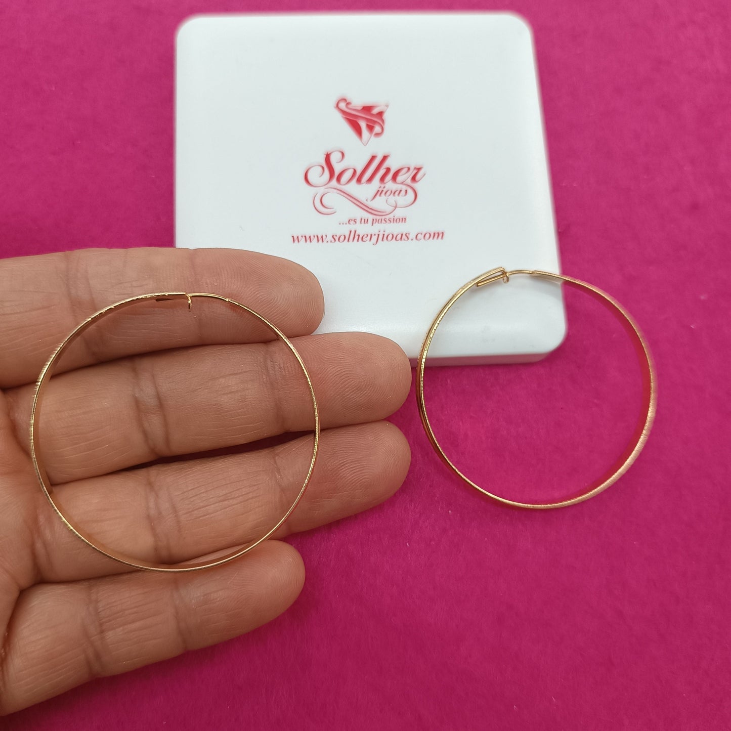 Argolla L en medio con relieve diamantado Gold