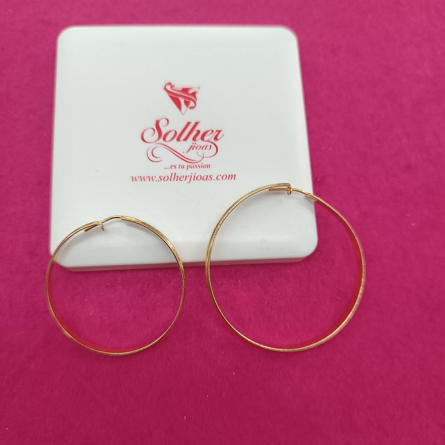 Argolla L en medio con relieve diamantado Gold