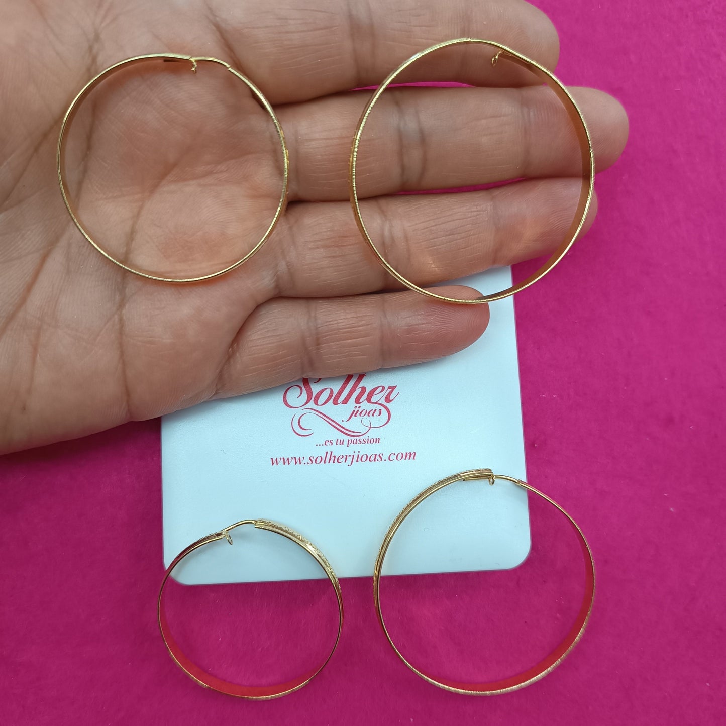 Argolla L en medio con relieve diamantado Gold