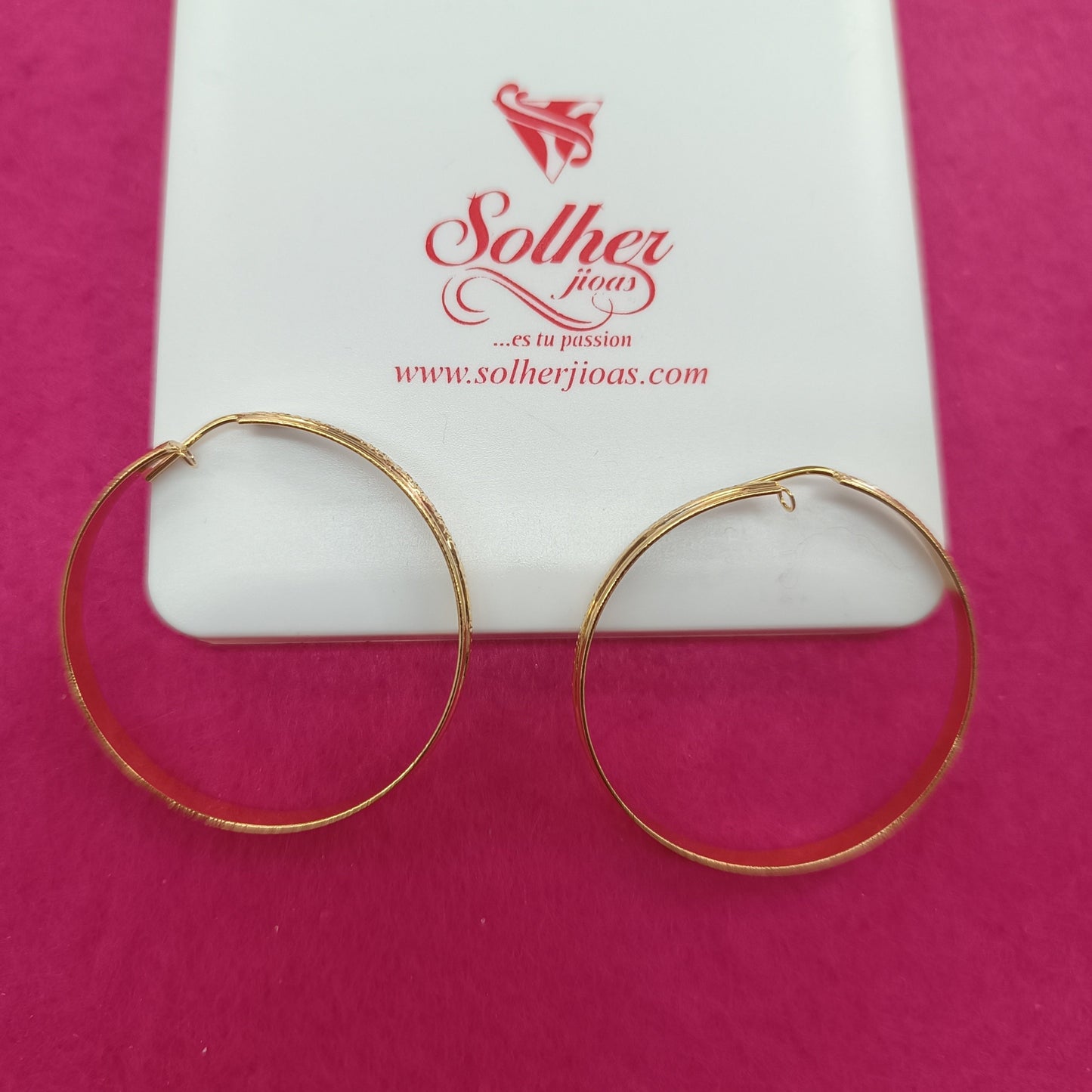 Argolla M en medio con relieve diamantado Gold