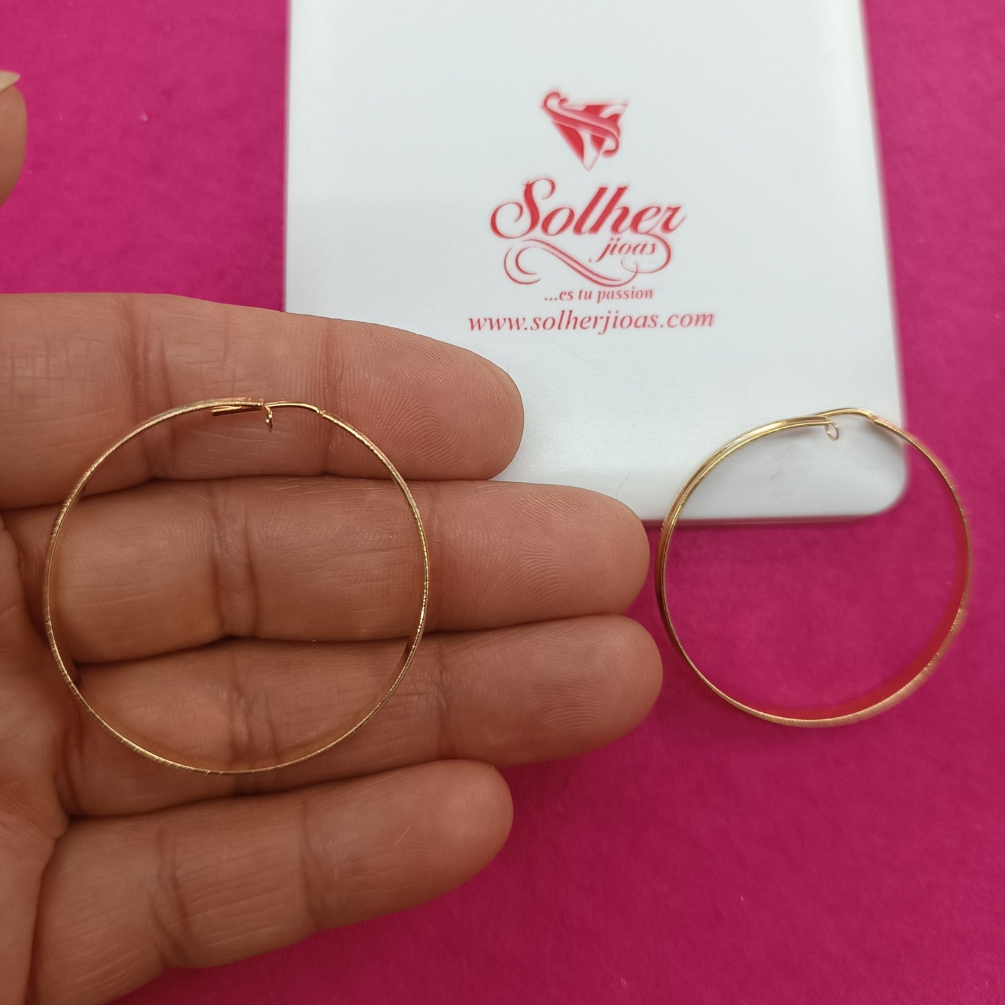Argolla M en medio con relieve diamantado Gold