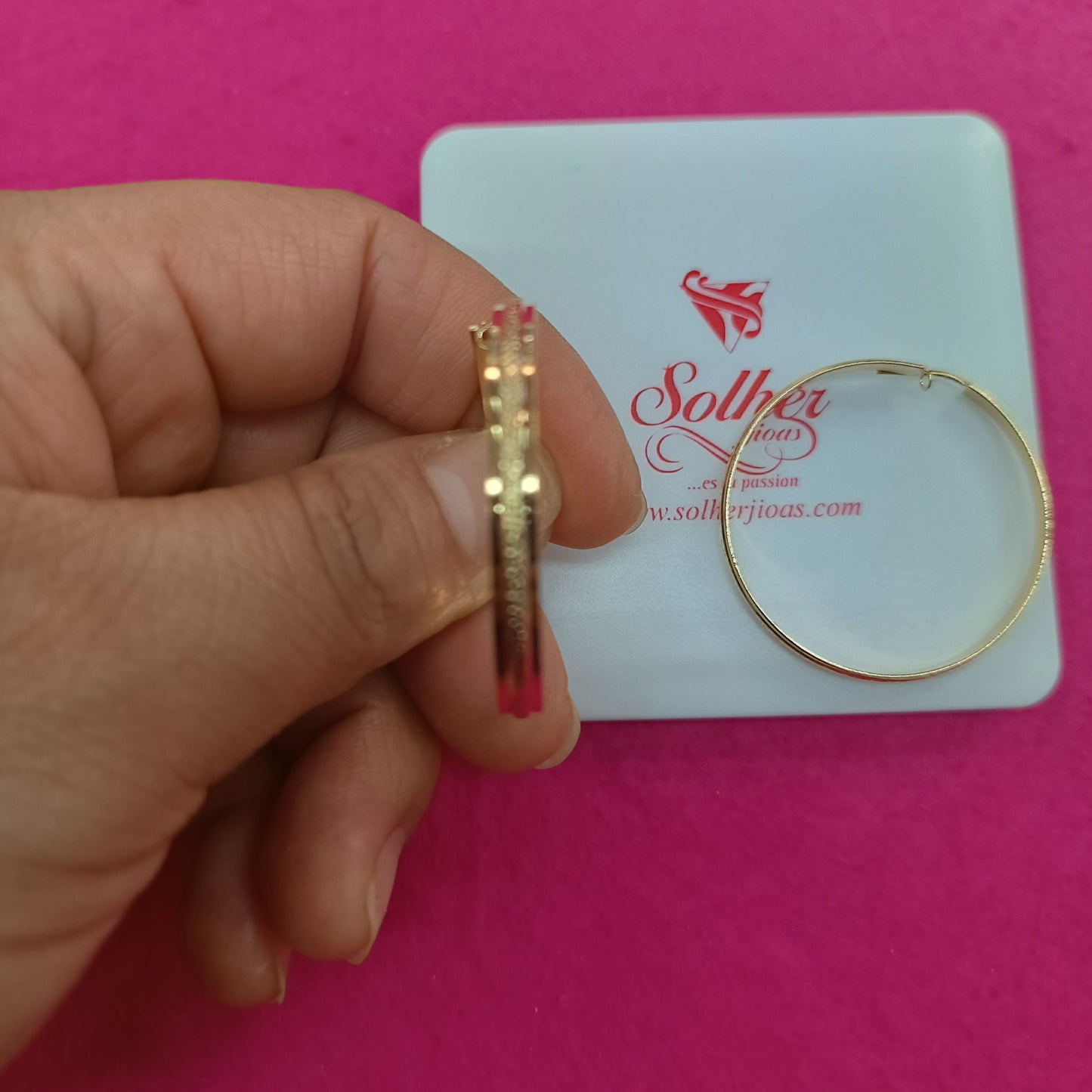 Argolla M en medio con relieve diamantado Gold