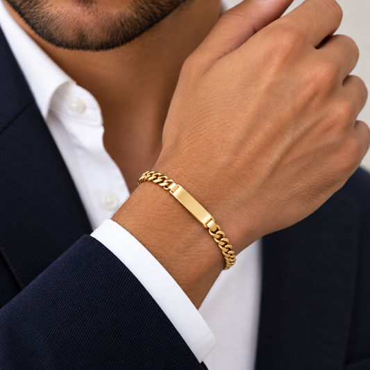 Pulsera hueca en 100% Oro de 18 Kl. con placa. Eslabón barbado.