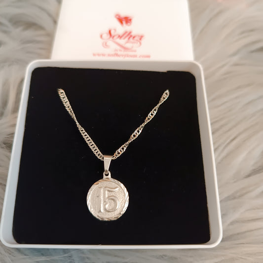 Cadena con Colgante Quince en Relieve Plata