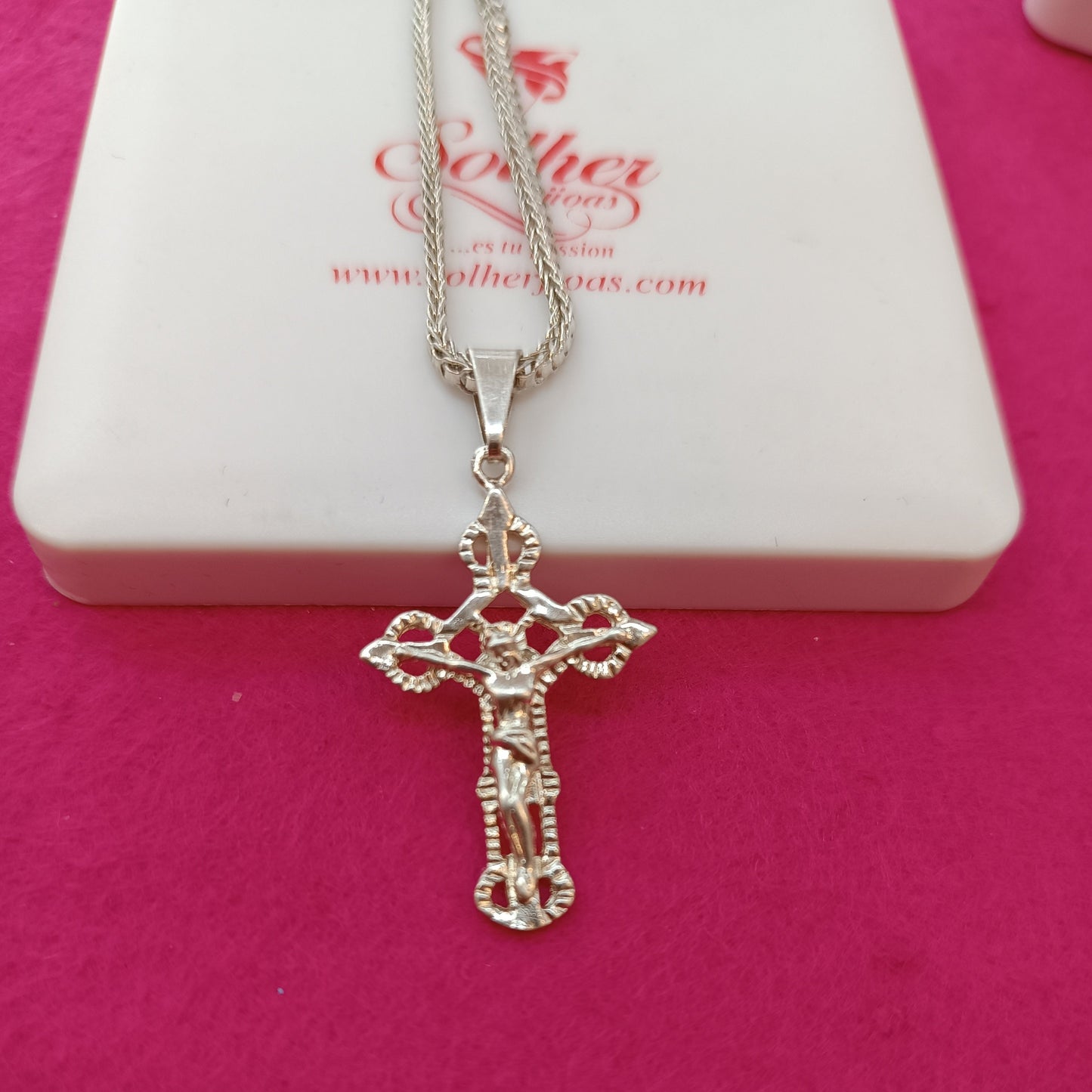 Cadena con colgante Cristo crucificado con relieve en plata