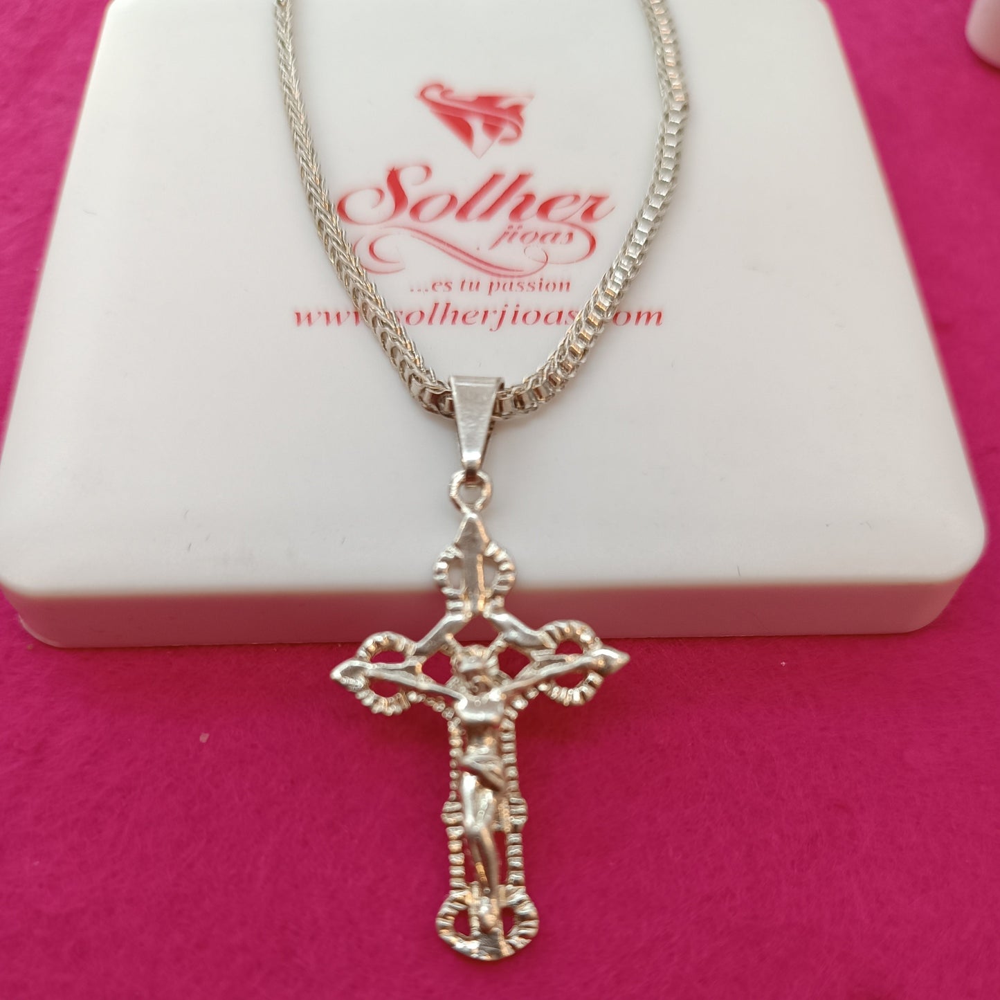 Cadena con colgante Cristo crucificado con relieve en plata